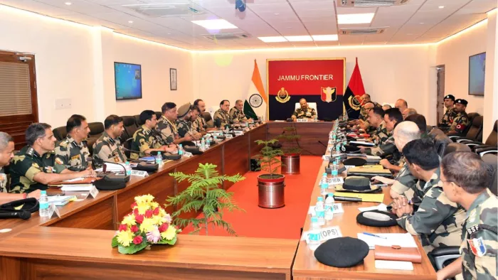 डीजी बीएसएफ ने जम्मू की सीमा को लेकर अधिकारियों के साथ की बैठक।