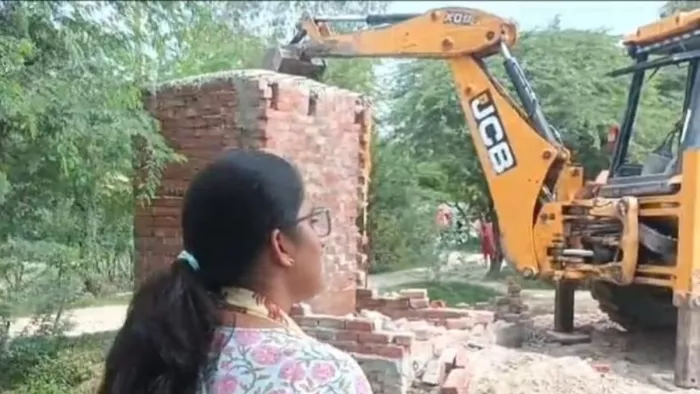 गौरा जामो के दूरामऊ गांव में अवैध निर्माण को हटाती जेसीबी व मौके पर उपस्थित नायब तहसीलदार : जागरण