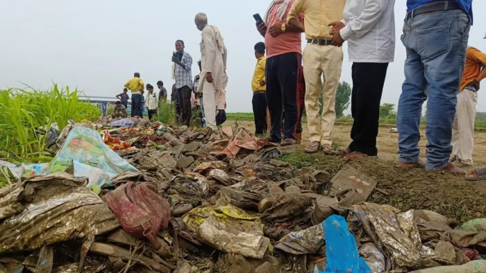 Aligarh News: हाथरस सत्संग में मची भगदड़ के बाद की तस्वीर। फाइल