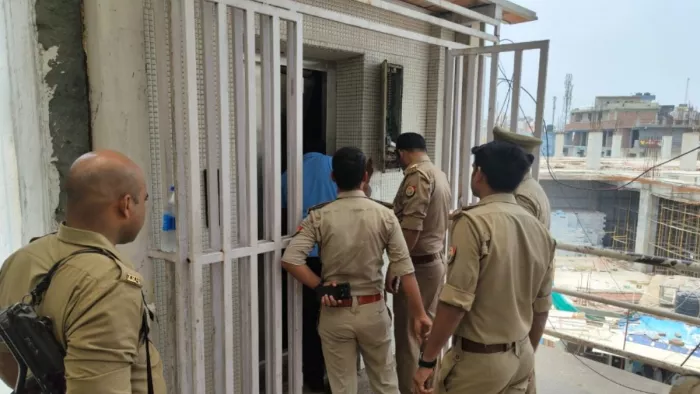 पुलिस ने लिफ्ट में फंसे इंजीनियर को बाहर निकाला। फोटो - जागरण
