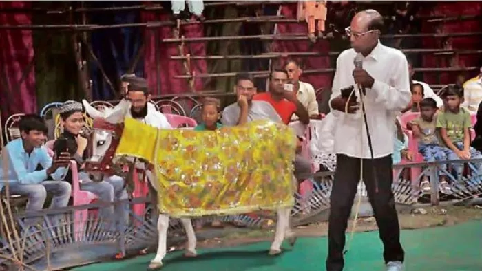 Meerut News: नौचंदी मेले में सूघंने की क्षमता में दक्ष गधा पन्नालाल अपने मालिक बनवारी लाल के साथ।