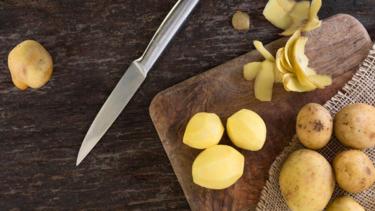 https://www.jagranimages.com/images/newimg/21072024/21_07_2024-potato_peels_uses_23762838.jpg