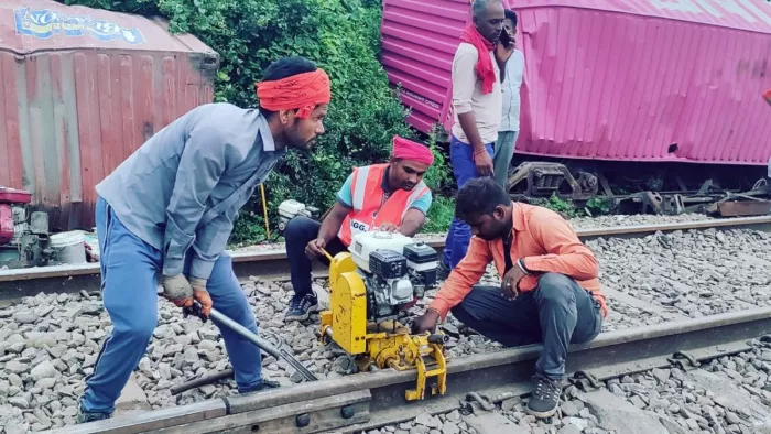 Goods train derailed in Amroha: अमरोहा में रेलवे लाइन को ठीक करते कर्मी।