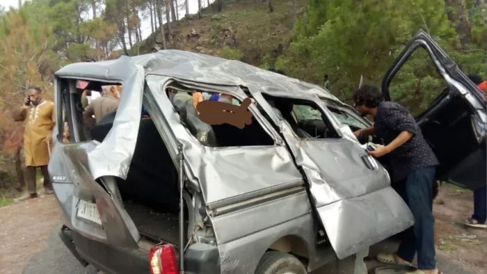 जम्मू कश्मीर के राजौरी में पहाड़ी से गिरी टैक्सी