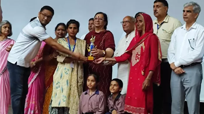 करनाल में अश्वनी कुमार भाटिया एवं एसएमसी प्रधान को सम्मानित करतीं शिक्षा मंत्री