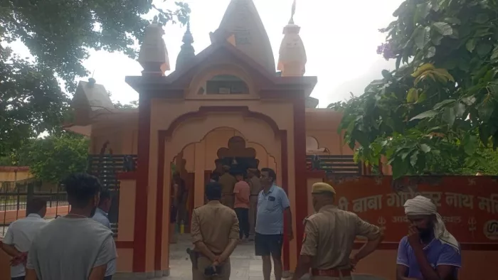 शिव मंदिर में प्रतिमाएं खंडित होने की जानकारी पर पहुंची पुलिस।