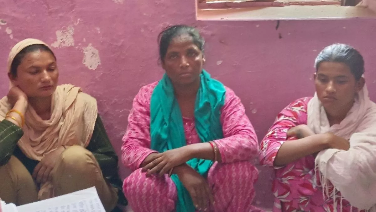 वाराणसी में बुजुर्ग का झोला काट महिलाओं ने उड़ाए ढाई लाख, चिल्‍लाने पर लोगों ने तीन को दबोचा