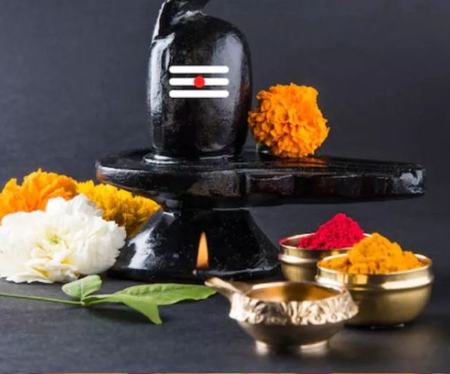 Sawan Somwar 2024: सावन सोमवार के दिन शिवलिंग पर राशि अनुसार अर्पित करें ये  चीजें, खुल जाएंगे किस्मत के बंद ताले - Sawan Somwar 2024 date shivling par  kya chadhana chahiye in hindi