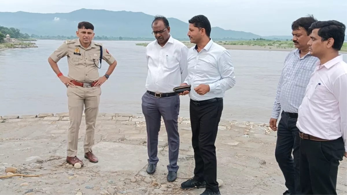 Maharajganj News: बाढ़ चौकियों को सक्रिय करने और सतत निगरानी के दिए निर्देश, डीएम ने कहा- तटबंधों पर तैनात रहें कर्मचारी
