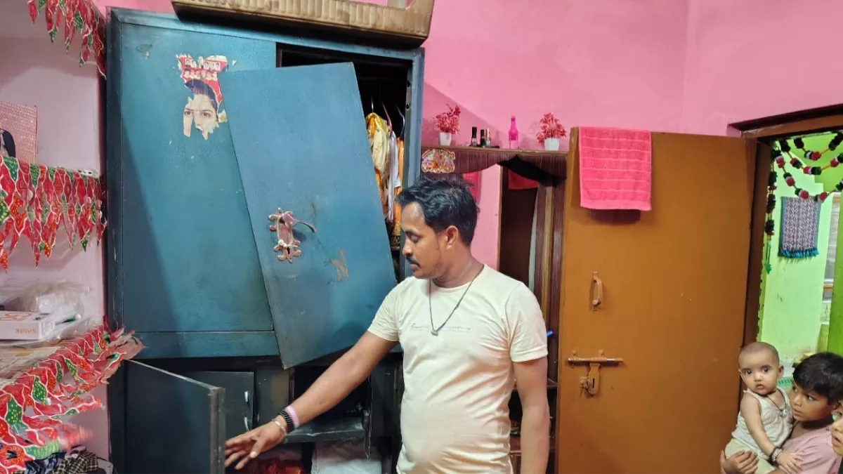 कांवड़ियों के वेष में घर में घुसे बदमाश, रोती बच्ची को दूध पिलाने का दिया वक्त, फिर जमकर की लूटपाट