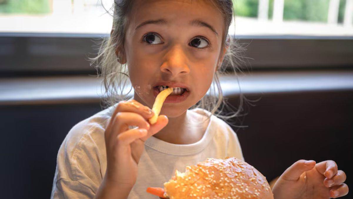https://www.jagranimages.com/images/newimg/21072025/21_07_2025-foods_to_avoid_giving_to_kids_23989615.jpg
