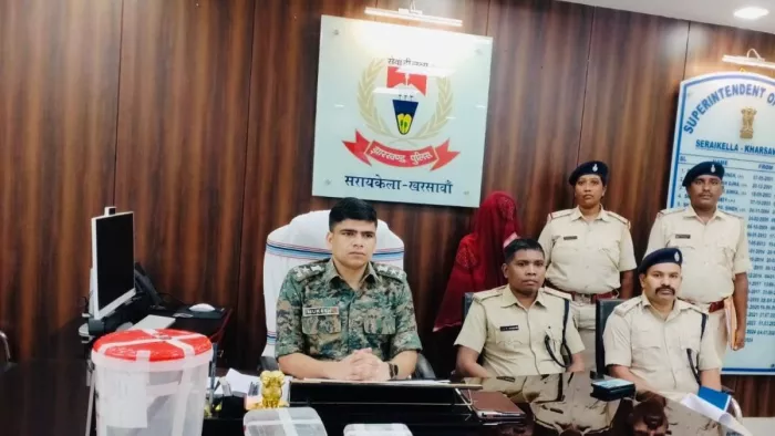 पुलिस की गिरफ्त में मृत युवक की पत्नी। (फोटो जागरण)