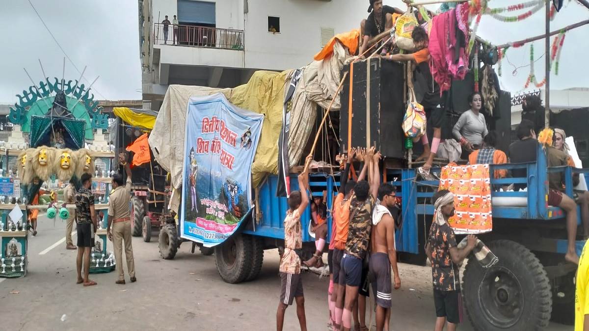 meerut news police strict about stopping kanwads taller than 10 feet height of kanwad reduced on dig s order