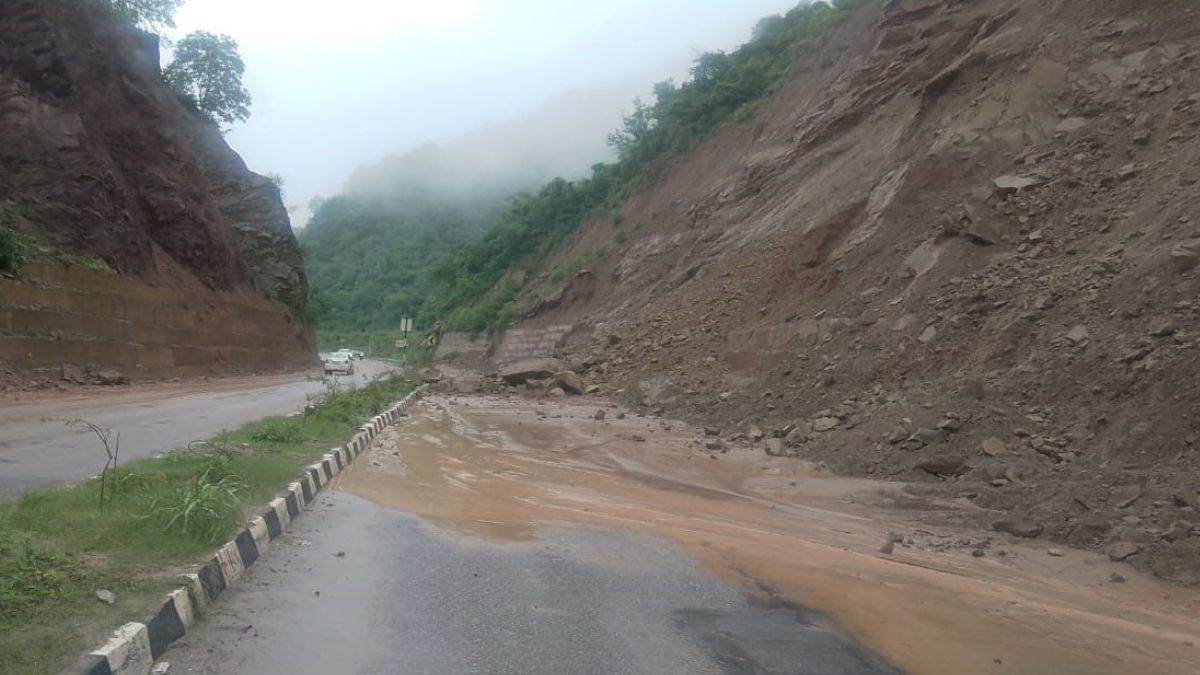 https://www.jagranimages.com/images/newimg/21072025/21_07_2025-landslide_in_bilaspur_fourlane_23990460.jpg