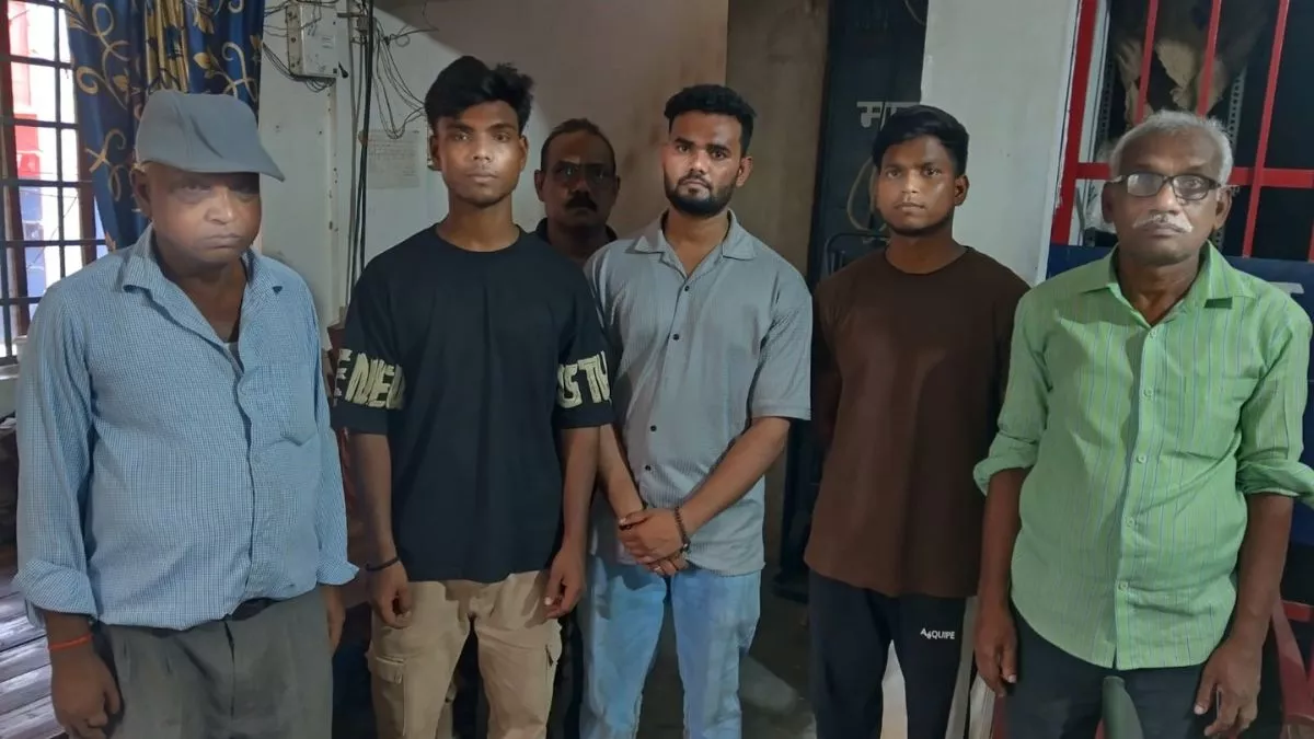 वाटरफॉल घूमने आए मुंगेर के तीन युवक जंगल में भटके, परिजन बोले- नक्सलियों ने कर दिया अपहरण; STF ने इस तरह बचाई जान