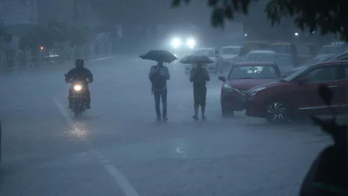 शाम को एकाएक छाई काली घटा, कहीं तेज तो कहीं हुई हल्की वर्षा।