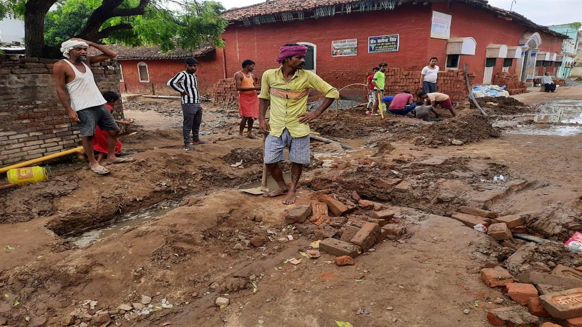 कोईलवर में जलनिकासी कार्य की खुदाई में कटा गैस पाइपलाइन Gas pipeline cut in the excavation of