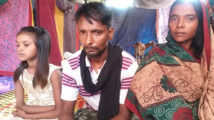 अपने माता-पिता के साथ कुमकुम, 15 अगस्त को हुई संगीत गाते हुए वायरल।