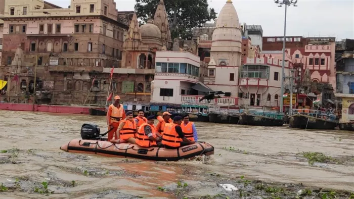 गंगा में बाढ़ को देखते हुए जल पुलिस और एनडीआरएफ अलर्ट मोड पर है।