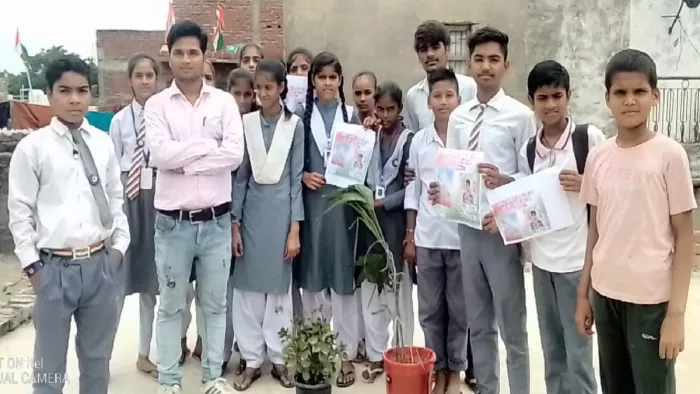 पूर्व प्रधानमंत्री राजीव गांधी की जयंती पर पौधरोपण करते एनएसयूआई के कार्यकर्ता।