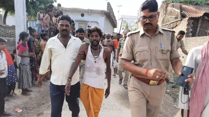 Sitapur में दूसरे समुदाय ने चंदा मांगने गए युवक को बंधक बनाकर पीटा.