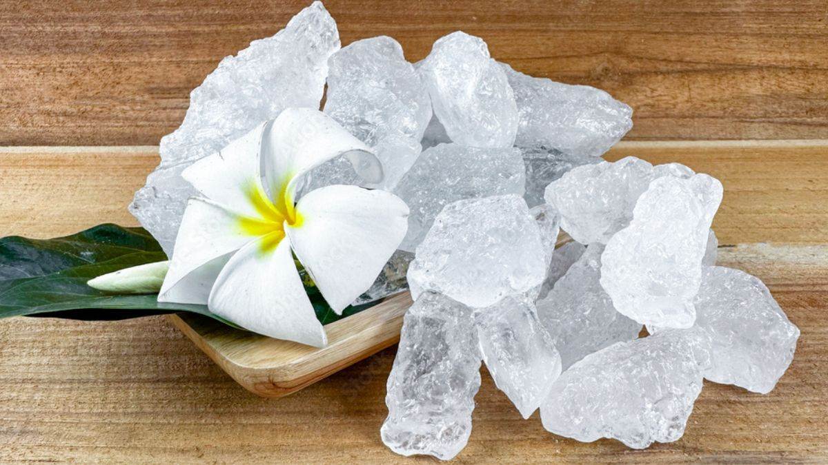 how to use alum for skin and hair care know benefits of fitkari