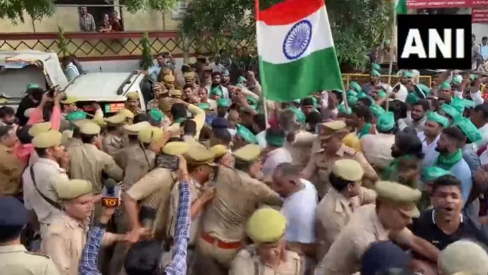 भारतीय किसान परिषद का नोएडा पुलिस से झड़प। (फोटो- एएनआई)