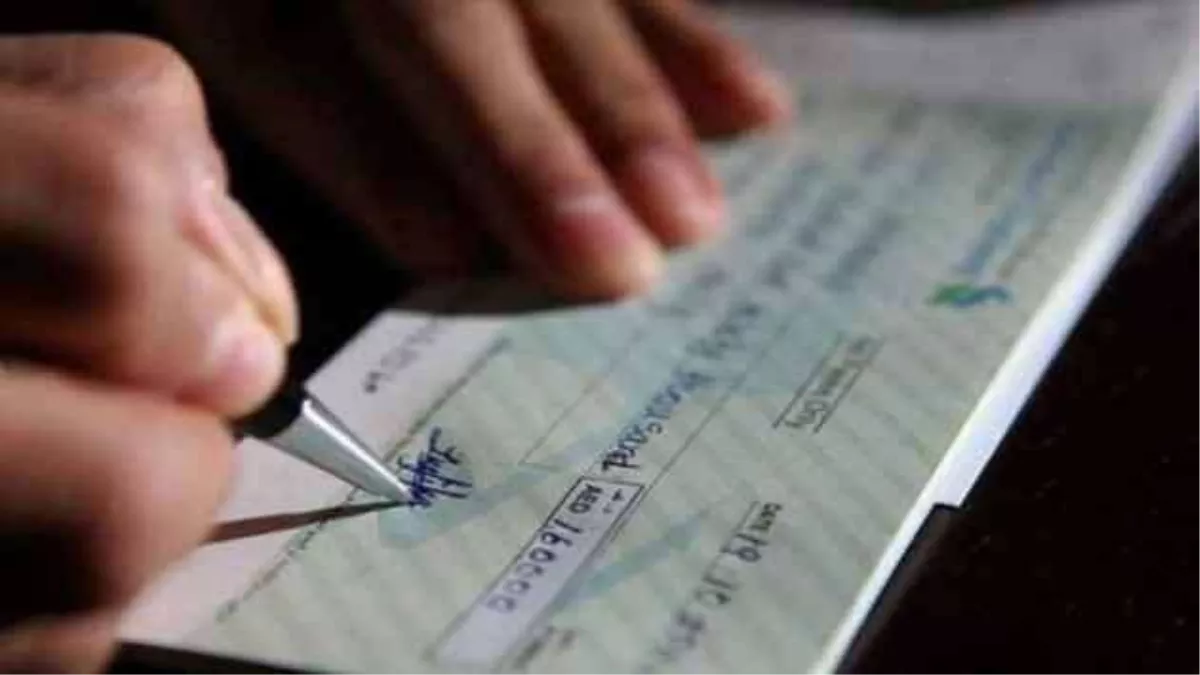 कब करना होता है चेक के पीछे साइन, क्या है इसे लेकर नियम - why bank asks you  to sign behind the cheque which cheque needs to be signed on the back