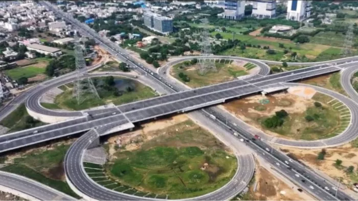 Dwarka Expressway को 9,000 करोड़ रुपये की लागत से विकसित किया जा रहा है।