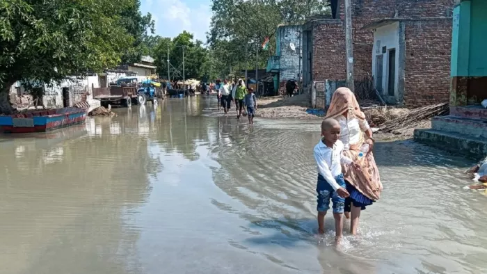 Kasganj News: 70 गांवों की गलियों में हिलोरें ले रही गंगा
