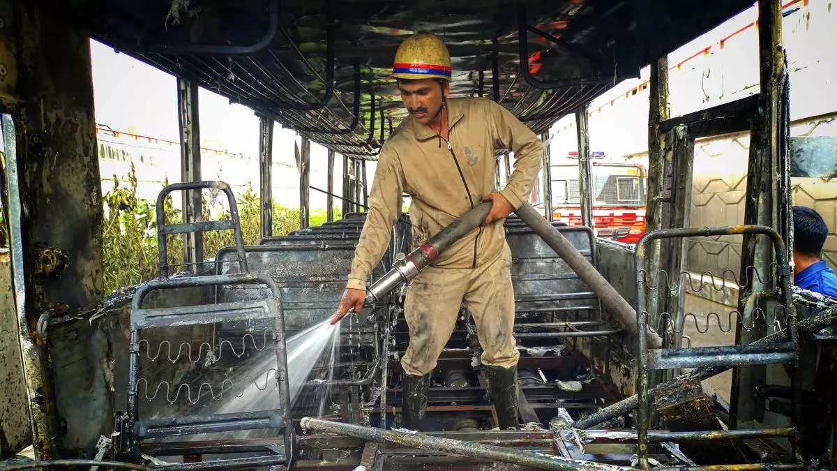 Meerut School Bus Fire: बाल-बाल बचे 17 बच्चे, आग से झुलसी मेरठ की स्कूल बस 60 Meerut