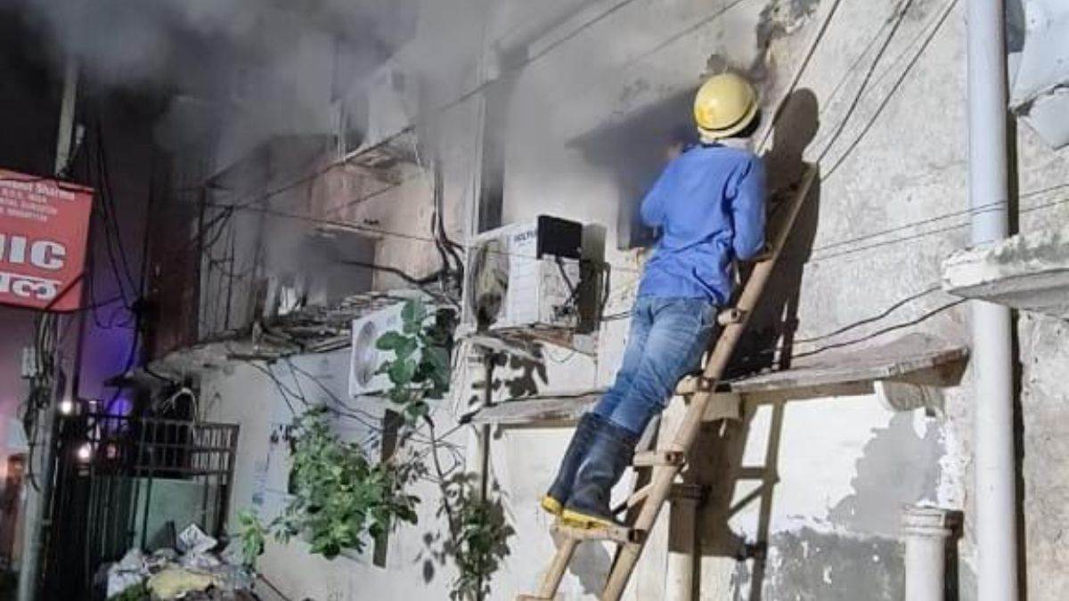ncr gurugram fire broke out in indian bank located in bada gurdwara of gurugram firefighters reached the spot