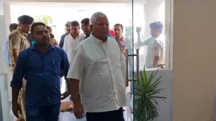 गोपालगंज: सर्किट हाउस में जाते लालू प्रसाद यादव