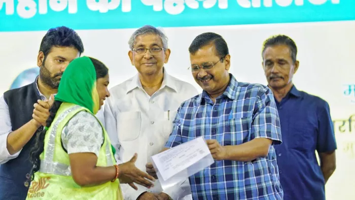 CM केजरीवाल ने एमसीडी के 370 कर्मचारियों को दिए नियुक्ति पत्र