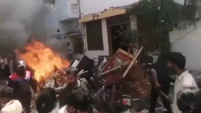 फैसलाबाद के जरांवाला में भीड़ ने कर दिया था हमला -19 चर्च जलकर खाक, महिलाओं से भी दुर्व्यवहार।