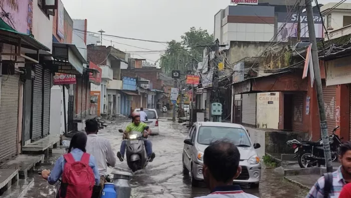 बारिश ने खोली नगर काउंसिल के दावों की पोल, सफाई न होने से शहर की सड़कें बनी तालाब