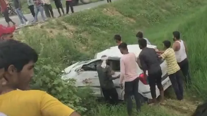 Bulandshahr Accident: कार हादसे के बाद मौके पर स्थानीय लोगों की भीड़।