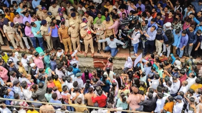 बदलापुर विरोध प्रदर्शन मामले में 300 लोगों पर एफआईआर दर्ज।(फोटो सोर्स: एएनआई)