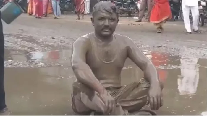 सीपीआई नेता ने महाराष्ट्र के अहमदनगर में जलभराव के खिलाफ किया प्रदर्शन (फोटो- ANI)