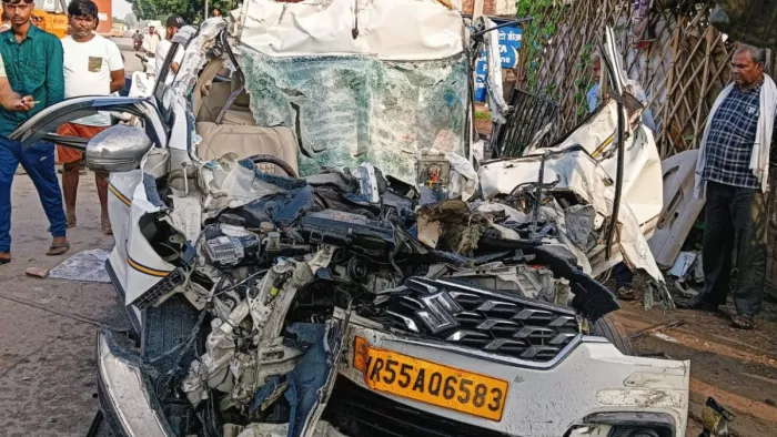 हादसे में बुरी तरह क्षतिग्रस्त हुई कार।