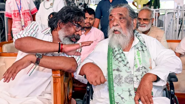 शिबू सोरेन के साथ मुख्यमंत्री हेमंत सोरेन।