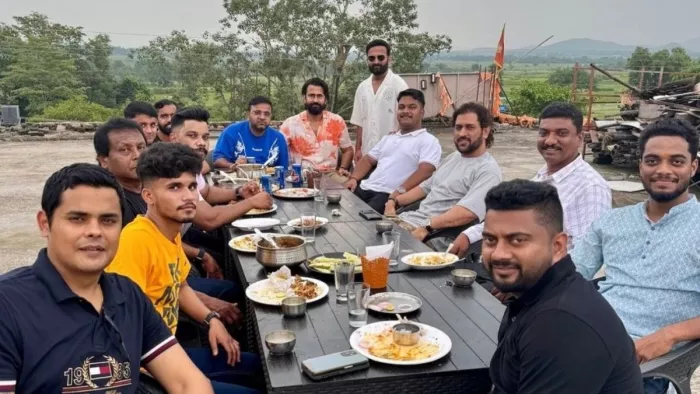 एमएस धोनी अपने दोस्तों के साथ रांची के ढाबे पर बैठे हुए नजर आए