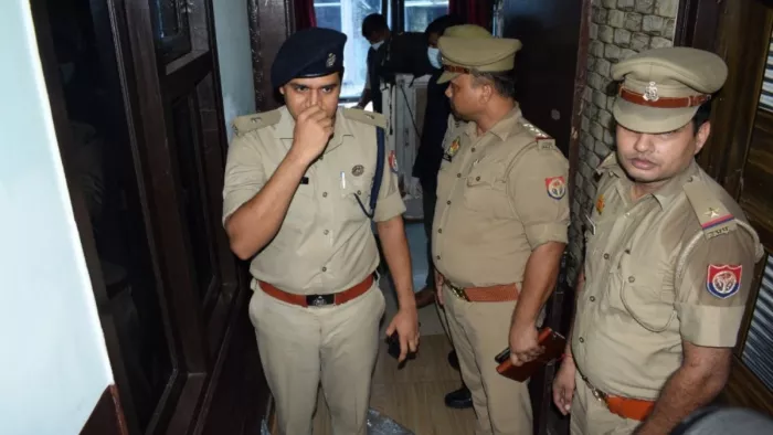 Bareilly News: होटल में युवती की लाश की सूचना पर पहुंचे एसपी सिटी व अन्य।