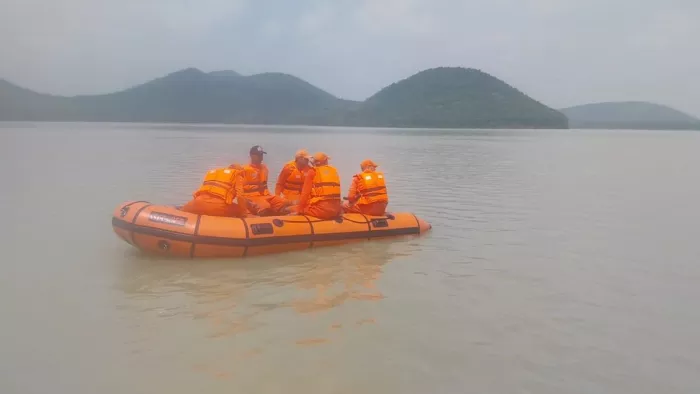 लापता विमान की की खोजबीन में जुटी एनडीआरएफ की टीम।