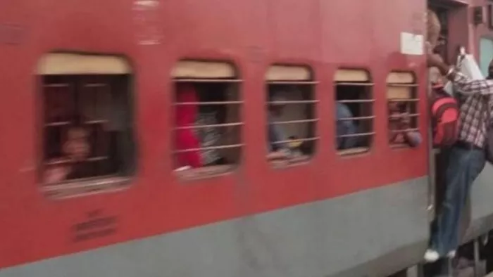 वाराणसी में वॉशिंग पिट लाइन संख्या दो पर खड़ी थी शिवगंगा एक्सप्रेस।- सांकेतिक तस्वीर