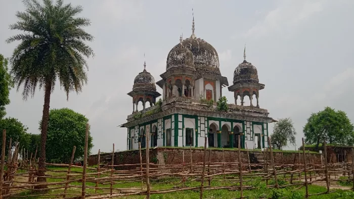 मकबरा विवाद के बाद विवादित स्थल पर अब भी सुरक्षा घेरा। जागरण