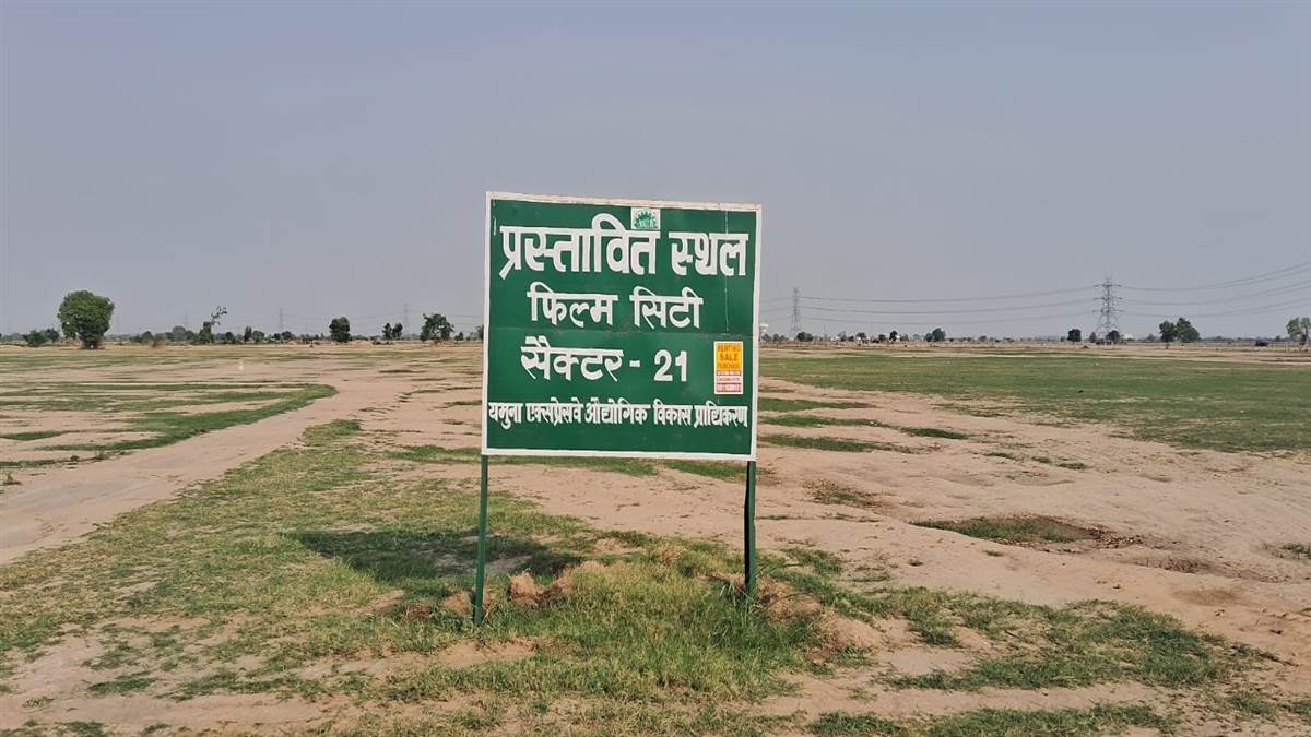 https://www.jagranimages.com/images/newimg/21082025/21_08_2025-21gnp_29_21082025_130.jpg