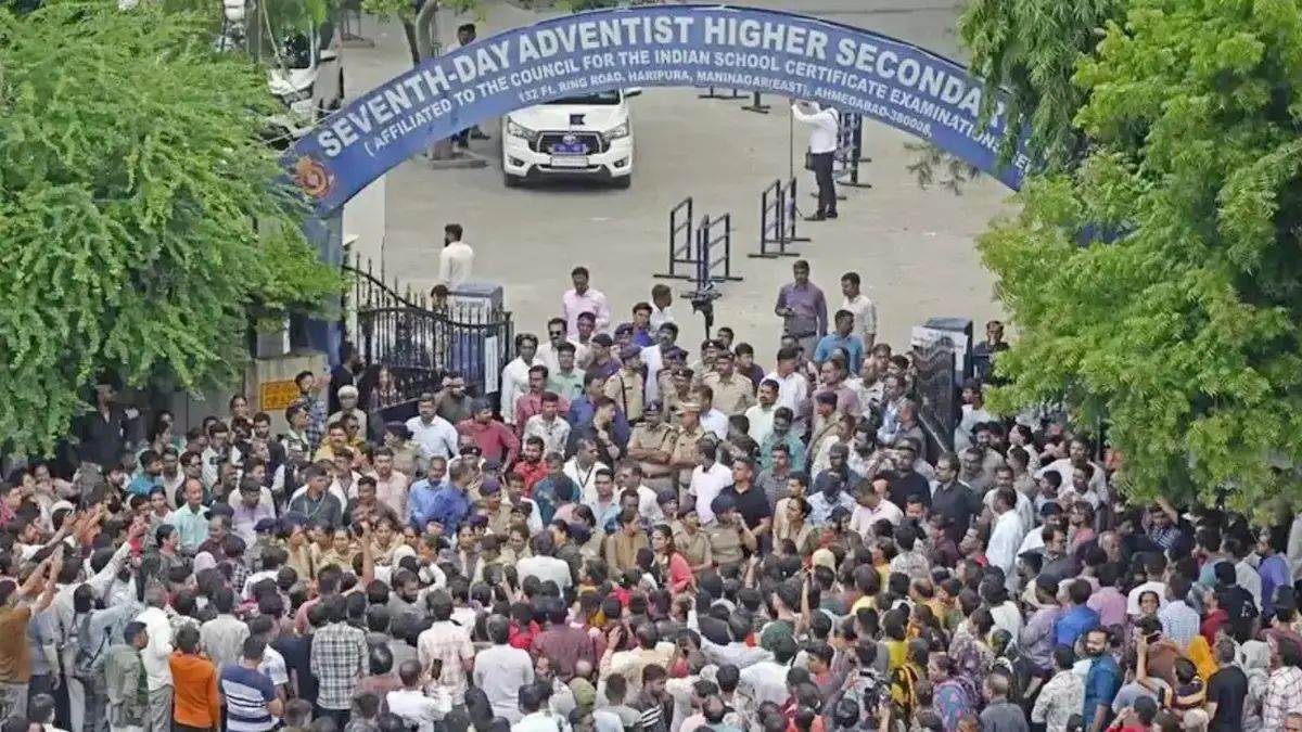 https://www.jagranimages.com/images/newimg/21082025/21_08_2025-ahmedabad_school_protest_24020412.jpg