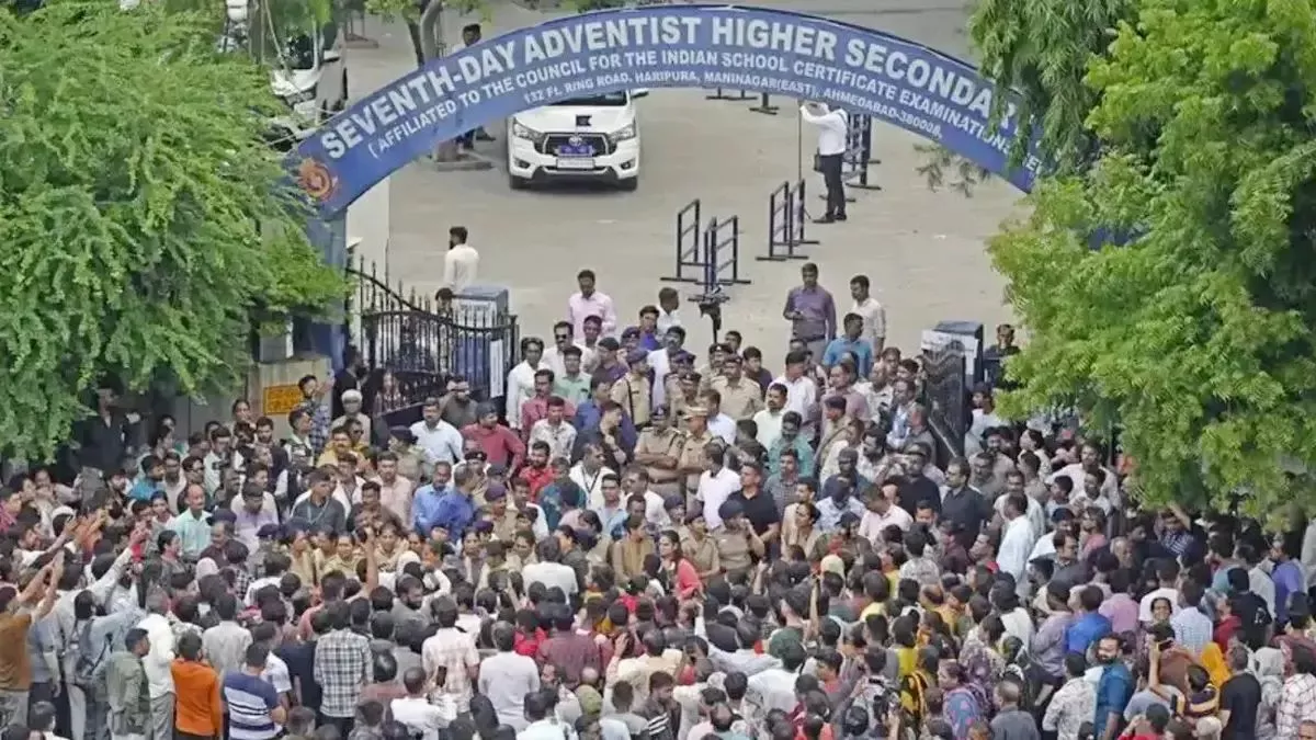 अहमदाबाद स्कूल में छात्र की हत्या के बाद बवाल; प्रदर्शन कर रहे 500 लोगों के खिलाफ दंगा और मारपीट का मामला दर्ज