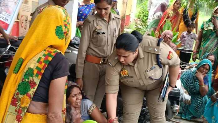 मृतका की मां धनपता को ढांढस बंधातीं पुलिस कप्तान।